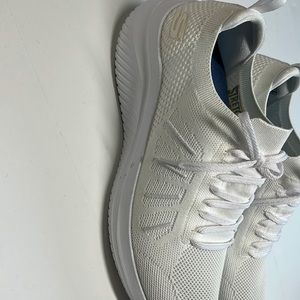 Women’s size 10 skechers stretch fit walking sneakers. White